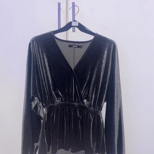 Blus med omlott, stl xs  - En jättefin blus som har lite omlott upptill, endast använd 2 gånger.