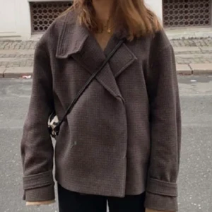 Intressekoll  - Tänkte kolla ifall ngn är intresserad av att köpa denhär jackan från ARKET. Den är i finaste modellen med jätte fin ull från Italien🤎 Nypris är ca 1600kr