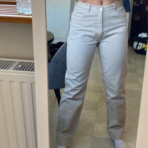 Dösnygga jeans som sitter perfekt på mig som är 170cm och har ca 38 i jeans (går säkert bra att sy in). Inga defekter! Detta märket finns inte (vad jag kan hitta) att köpa längre så du är ensamma med att ha dessa! Vid stort intresse blir det budgivning:) köparen står för frakt om vi inte kommer överens om annat! Säljer vid bra bud