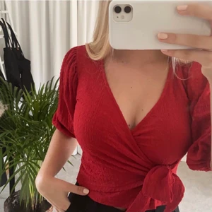 Topp - Röd superfin blus från monki som aldrig användts då de inte riktigt är min stil. Nypris 250kr men säljer för 100+frakt. Skriv för mer bilder