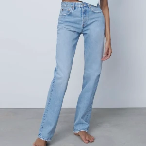 Zara jeans mid Rise straight ljusblå - Skitsnygga jeans från zara, slutsålda i butik. Sitter som en smäck. Helt nya med lappen kvar!!!