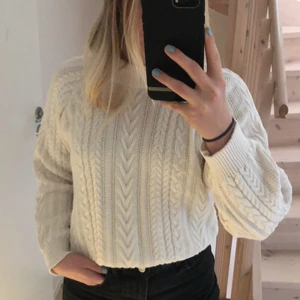 Stickad tröja  - En jätteskön stickad tröja från nakd i storlek M, tyvärr passar den mig inte längre. Köparen står får frakten 💖