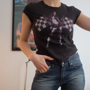 T shirt - Felfri t shirt från  J Lindeberg.köpt 2005 av min mamma lol, men i nyskick. Passar XS-M beroende på hur man vill att den ska sitta. Vik in den under bh:n så har du en babytee🥺Jag har normalt strlk S! 