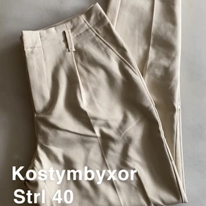 Kostymbyxor  - Beige kostymbyxa som aldrig har använts. 