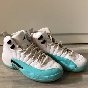  Jordan 12 Retro Light Aqua - Jordan sneakers. Använt men fint skick, storlek 38.