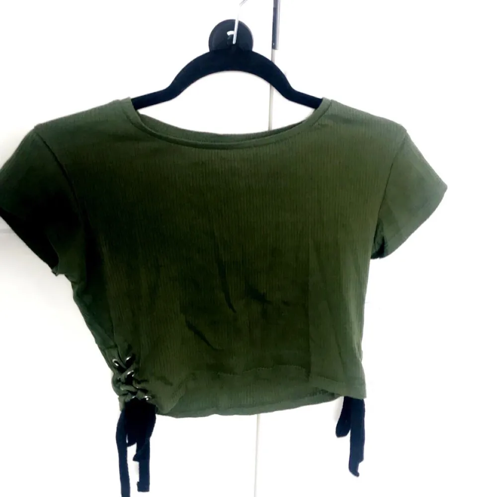 Riktigt snygg grön magtröja. Den har svarta snören i sidan. Storlek XS. 💕KÖPARE STÅR FÖR FRAKT💕 köpt på NewYorker.. T-shirts.