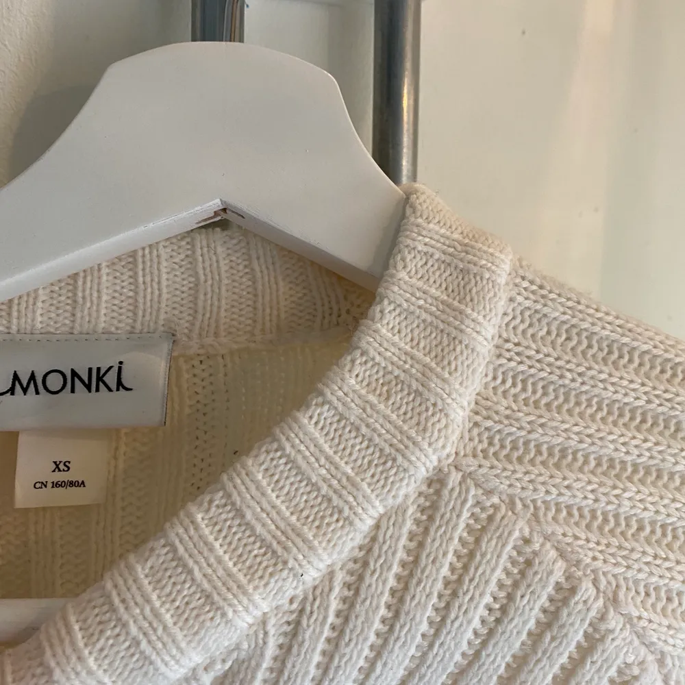 Jättefräsch stickad långärmad tröja från Monki. Den finns inte i butik längre och den är i jättebra skick! Storleken är i XS men skulle även passa S. . Tröjor & Koftor.