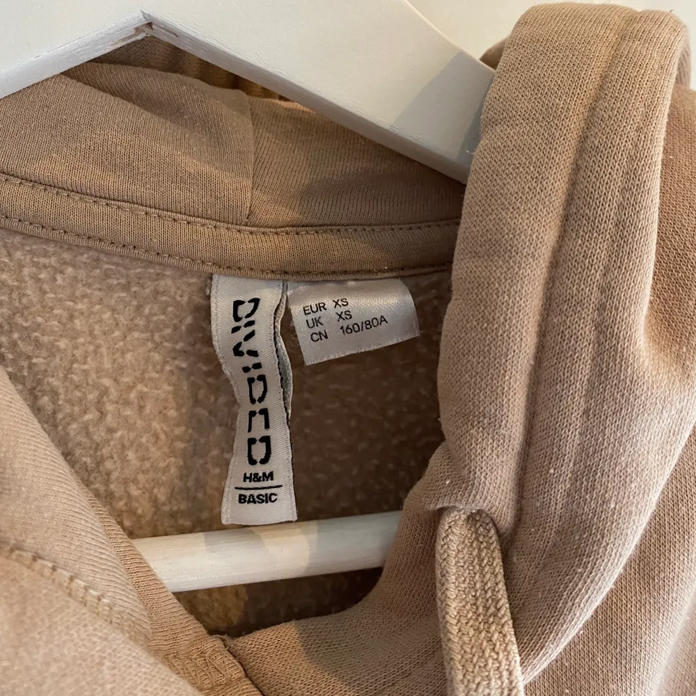 En jättemysig beige hoodie från H&M. Den är i bra skick och har inga konstiga märken. Sälja pågrund av att den är liten. Den är i storlek XS men passar även S. . Hoodies.