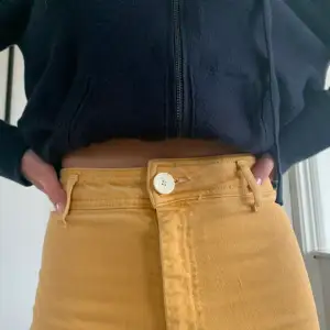 Gula jeans från Zara perfekt nu till våren! Endast använda ett fåtal gånger därav i gott skick. Storlek 34 och jag är 166. Skriv vid intresse!