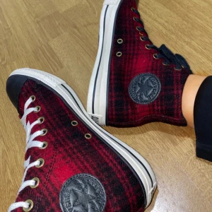 Converse  - Unika converse som är aldrig använda.  🚚 svarta & vita sulor medföljer. Storlek 40 men passar även mig som har 38,5 vanligtvis. Buda!!