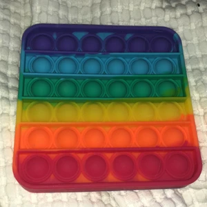  Regnbågs Pop it högsta budet får pop iten.  - Helt ny kommer direkt från butik. 