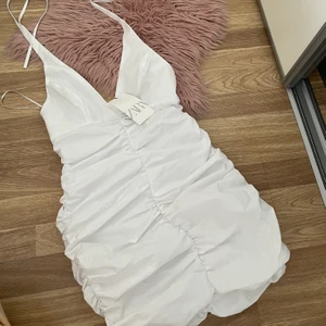 Zara studentklänning  - Säljer denna fina klänning från zara i storlek S. Den är slutsåld på hemsidan och även helt oanvänd med prislappar kvar. Kläning är perfekt till studenten. Om flera är intresserade blir det budgivning privat eller i kommentaren. 😊🌹