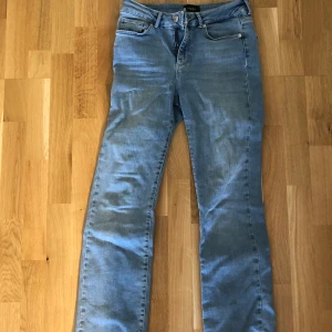 Jeans - Raka jeans som är avklippta där nere, strl S