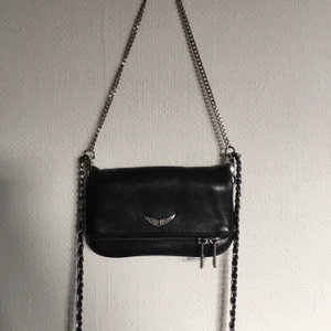 Zadig Voltaire väska - Säljer min söta lilla Zadig Voltaire väska🖤🖤🖤  Köpt på NK i Göteborg och är i väldigt bra skick🙌🏼🙌🏼 frakt ingår och man får med en dust bag! Buda i kommentarerna💋