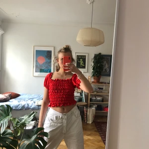 Röd smocktopp - Otrolig ruffletopp i rött! Sitter myyyycket fint på och passar många kroppar iom stretch (skulle gissa mellan xs-l beroende på önskad fit). 👅Vid köp av flera plagg kan du få rabatt! 🤠