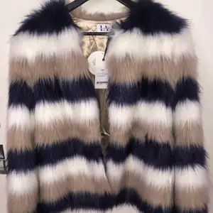 fake fur jacka från Linn Ahlborg x NA-KD, helt oanvänd då det inte är min stil✨ köpt för 600!💜