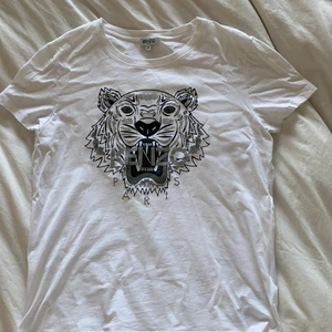 Kenzo tröja  - Köptes i london september 2018. Storlek M men skulle säga att den är lite liten i storleken. Nästan inte använd alls. Pris-600, frakt ingår! Kvitto och originalpåse finns!