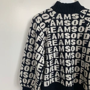 Stickad tröja från H&M - Säljer denna skitsnygga stickade tröja från HM pga ej kommit till användning. Storlek XS men relativt oversize på mig som vanligtvis har storlek S. Skriv vid intresse!