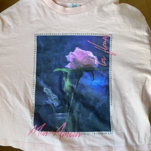 Tröja - Väldigt fin sweatshirt i råsa pastell! Vi kör budgivning i kmt och det börjar på 50! Skriv privat för föer bilder