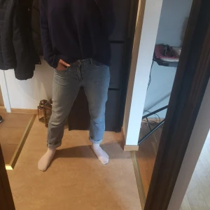 Stickad tröja - En stickad tröja i stl s men är oversize. Jätte fin färg i navy. Kommer inte komma till användning i med att jag har så mycket kläder. 