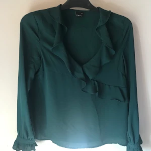 Militärgrön blus  - Militärgrön blus som tyvärr inte kommit till användning. Storlek 34 men passar mig som brukar ha 36!