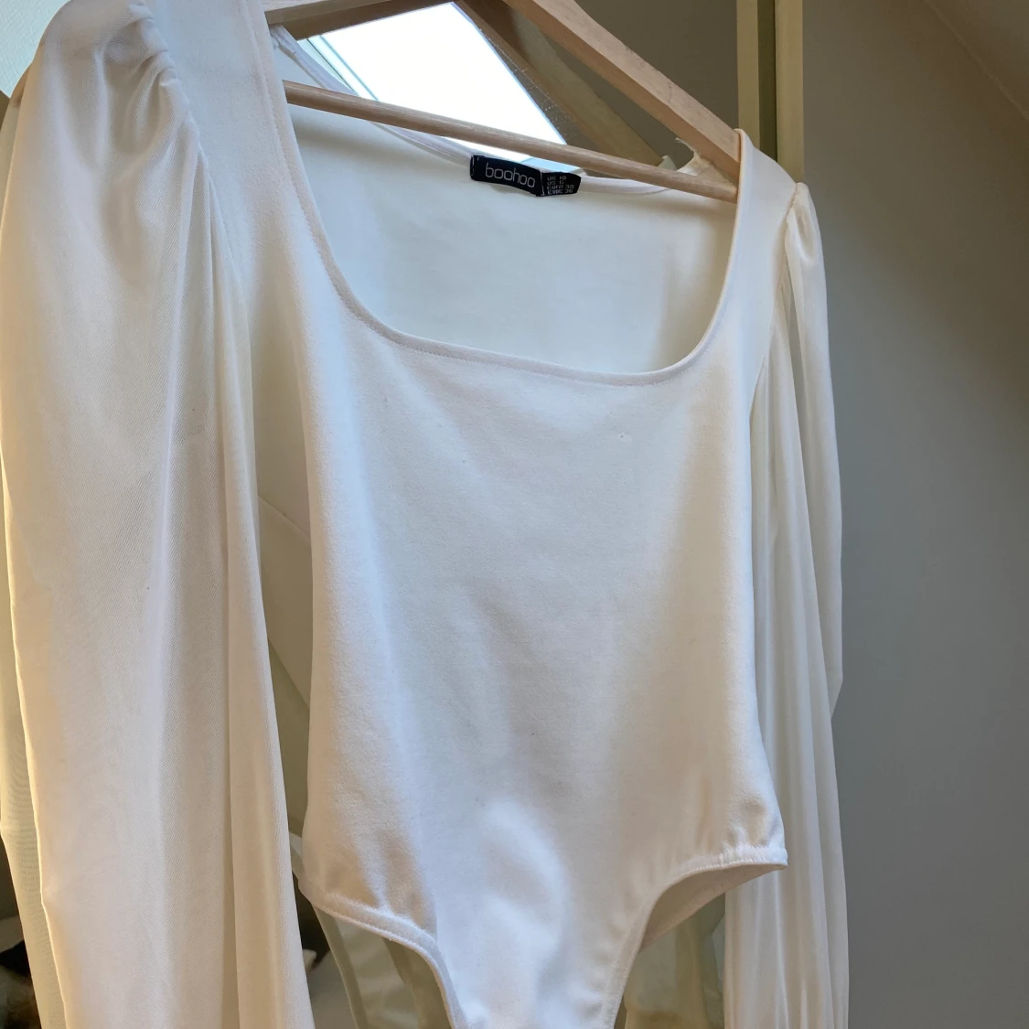 Snygg vit body i storlek 36