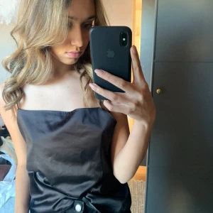 Zara - Söt topp som enbart är använd några gånger och är i storlek  Hör av er om ni har några frågor eller vill ha fler bilder💞