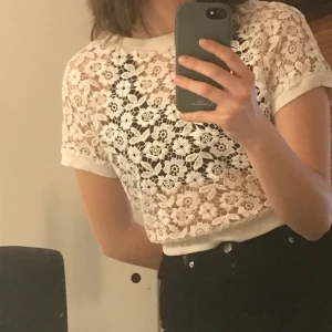 Blommig crop top - En sååå söt croppad blommig tröja! Går att stylea så snygg över t.ex en annan t-shirt. Super bra skick från från hollister. Kan mötas upp på söder,annars betalar köparen för frakt❤️