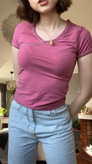 Rosa t-shirt - Väldigt söt tröja med lite early 2000s vibes. Har en cool detalj med en sömm över bröstet. Frakt tillkommer.