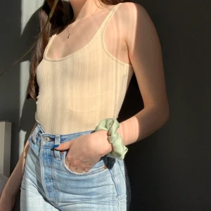 Body storlek XS - Snygg gräddvit/beige body från Y.A.S med djup ringning i ryggen. Aldrig använd med lapp kvar. Så himla fin till sommaren, tänk till någon härlig långkjol🥰 95% viskos, 5% elastan. Passar XS-S🌟