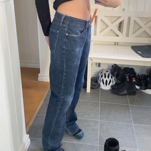 Lågmidjade jeans - Sjukt snygga lågmidjade jeans köpa på second hand butiken Beyond Retro i Stockholm! Säljer då dem är alldeles för stora i midjan och för långa på mig som är 167💙