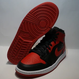 Jordan 1 Mid Banned - Cond 10/10 (Deadstock); Storlek: 45EU, 11US; Pris: 1500 + Frakt