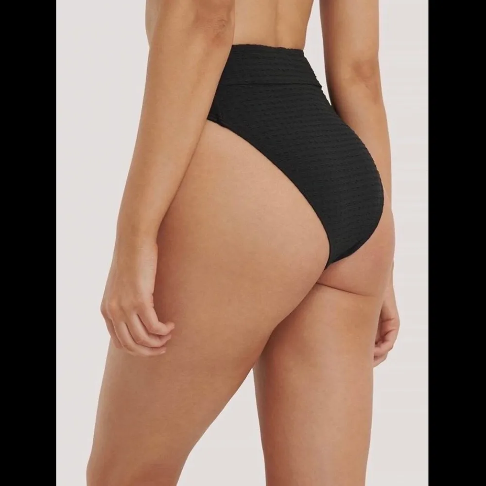 Highwaisted bikiniunderdel från NA-KD i storlek S eller 36. Oanvända då dom inte passade mig. Inte alls stretchiga så hade nog passat XS bättre eller någon med mindre höfter. . Övrigt.