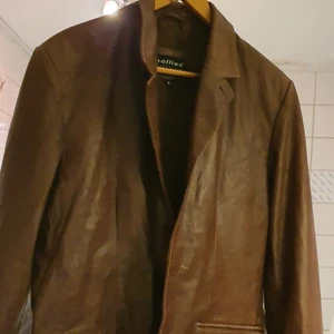 En åkt hollies leather jacka  - En vintage åkt leather jacka från hollies. I mycket bra skick och passar till allt och man kan Ha den hur vill. Passar till båda kön .stk är M men den passar också .Finns fler bilder. Bud I kommenterna eller köp direct 700.ny pris 1999