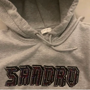Sandro Paris hoodie - Använt men hyfsat bra skick!💕 nypris 2000kr på Sandros hemsida💕