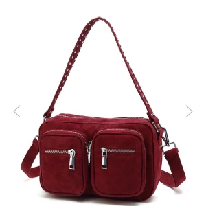 Noella handväska - Lånade bilder!! En jättefin handväska som köptes på Two Angels för 699kr i färgen vinröd. Den är använd och därav priset. Den har små slitningar på botten av väskan men inget som syns om man inte kollar noggrant💗🤪🥰 Kan mötas upp i Göteborg! 