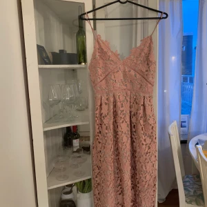 Spetsklänning - En helt underbar klänning från Gina tricot, den är helt slutsåld och var väldigt populär. Tyvärr så är den för liten för mig. Vid snabb affär så kan jag tänka mig 250kr