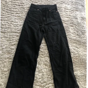 Svarta vida jeans från monki - Storlek 32/Xs har använt fåtal gånger men de passade inte mig.Säljer för 350 kr 