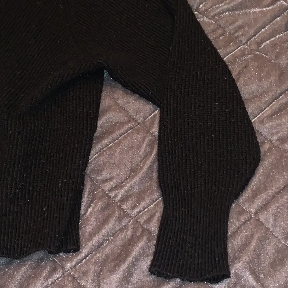 Det här är en svart stickad zara tröja i storlek S. Den är fint figursydd men med pösigt vid armhålan ( se bilden). Köpt för 349kr i Stockholm💖💖. Fråga gärna frågor/fler bilder💖💖. Stickat.
