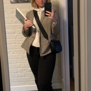 H&M beige kavaj  - Kavaj från H&M, använd ca 3 gånger så den är i bra skick! Säljer pga att den börjar bli för liten för mig. As snygg att ha uppklätt eller bara ha en hoodie under nu i höst. 🍁🍂