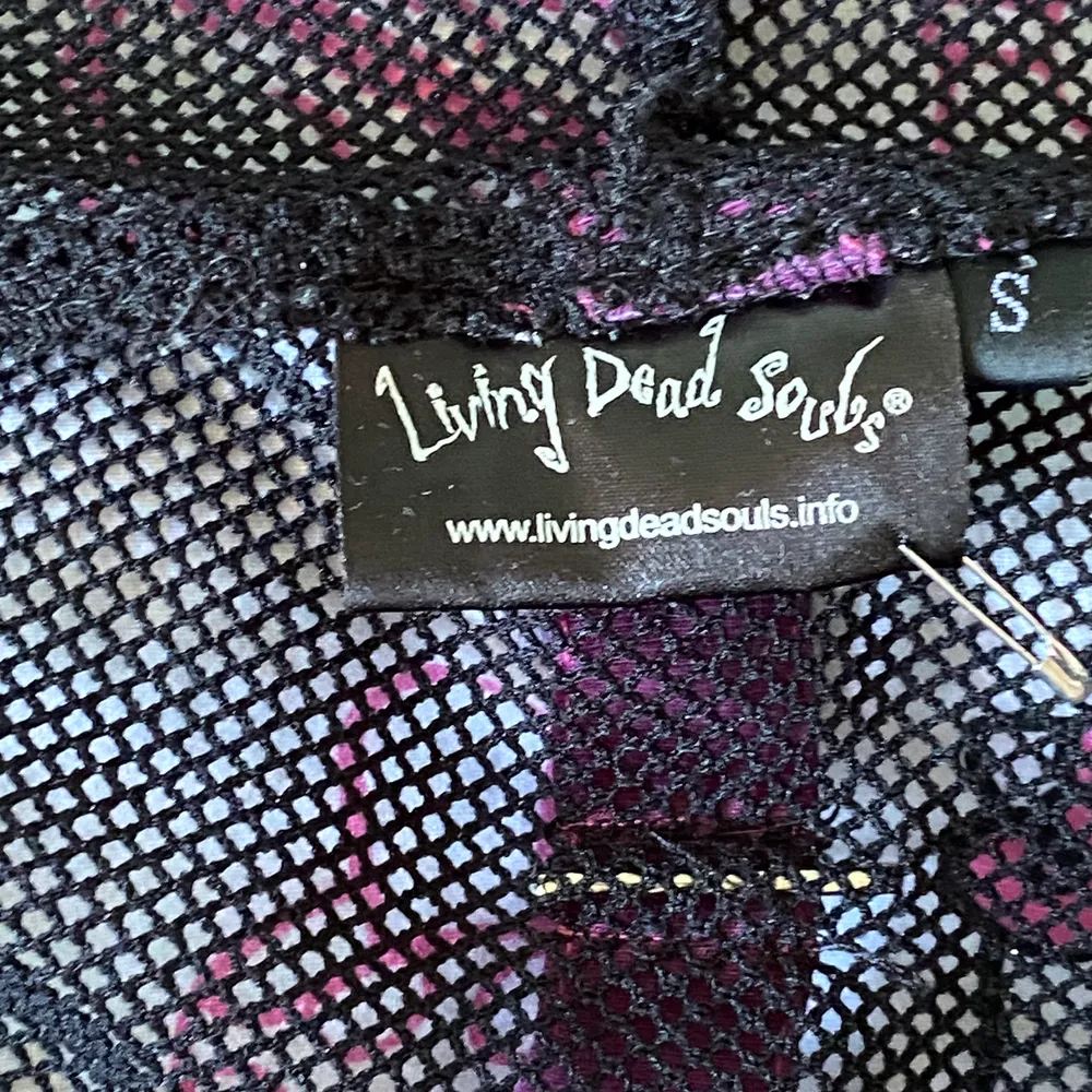Nät hoodie av det populära emo märket Living Dead Souls märkt som storlek S.                                                                Köper betar för frakten😌. Hoodies.