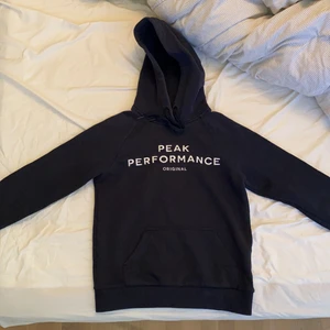 Peak performance huvtröja i nyskick - Väldigt sparsamt använd superfin peak performance huvtröja i nyskick! Inköpt för 1100kr i deras butik. 