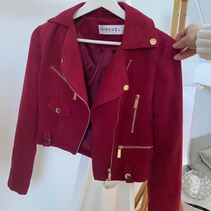 Cool bikerjacka - Helt oanvänd röd jacka i mocka, så snygg! Säljer då den inte kommer till användning. Frakt tillkommer. 