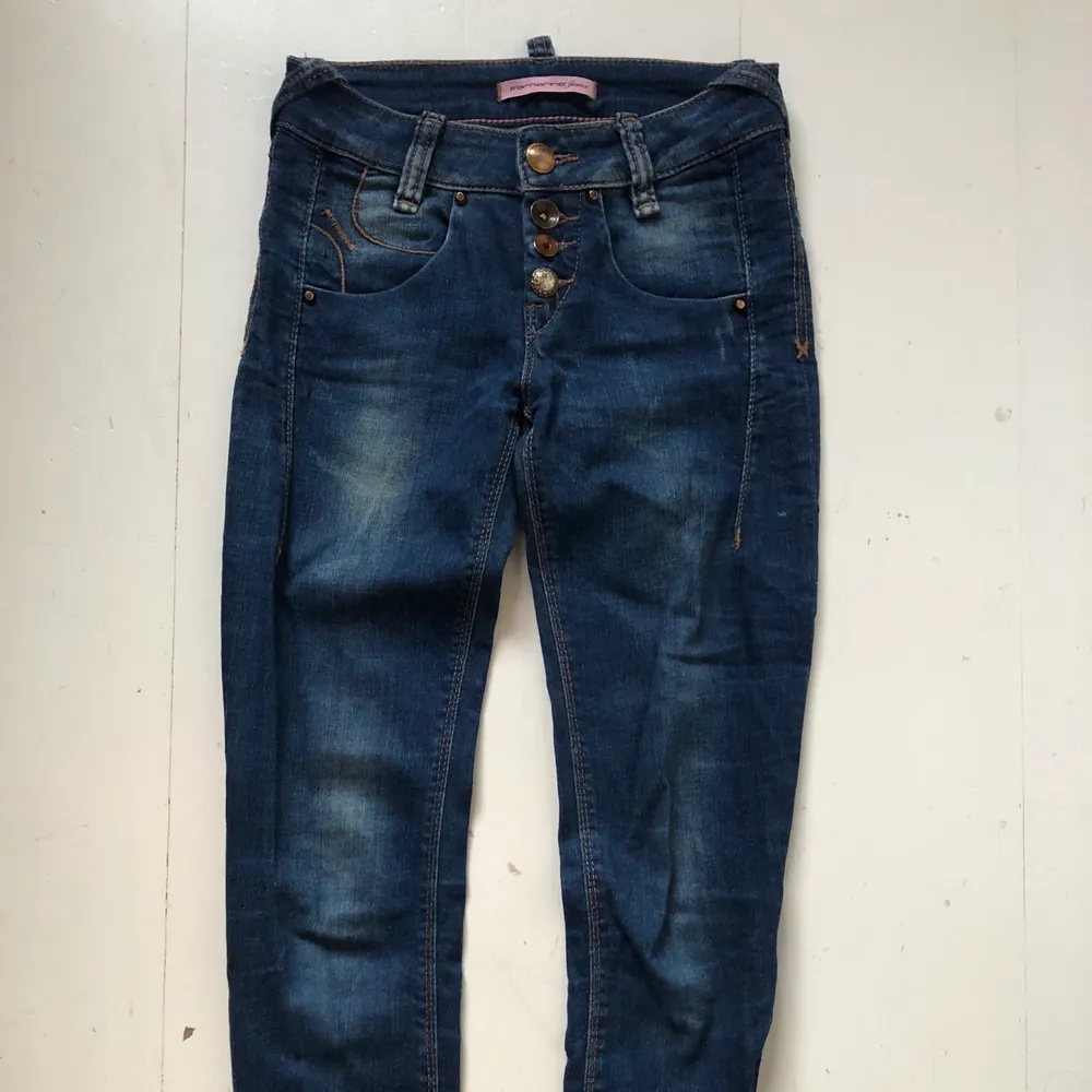 Supercoola jeans från Fornarina. Jättefina detaljer på knappar. Rak smal modell. . Jeans & Byxor.