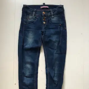 Supercoola jeans från Fornarina. Jättefina detaljer på knappar. Rak smal modell. 