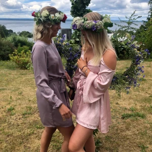 Lila satinklänning - Säljer min lila satinklänning från bubbelroom i strl 36. Använd 2 gånger. Väldigt fin och bra passform kommer tyvärr ej till användning för mig! Köparen står för frakten. ⭐️