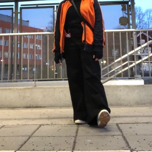svarta vida jeans - säljer mina aassnygga svarta jeans från weekday, tror (!!) att dem är i modellen ace men är osäker, har sytt upp dem! jag på bildernaa är 155 och har oftast strl 38/m i jeans. Dem är högmidjade och så bekväma, staple piece verkligen. 