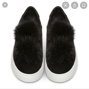 Steve Madden Bryanne sneakers  - Säljer mina Steve madden brynne sneakers i storlek 40. Ny pris 879kr. Dem ser ut som när jag köpte dem och i jättefint skick. Ena fluffgrejen på högra skon trillat av, har satt fast med en säkertsnål. Går säkert att sy har bara inte orkat. Skriv om ni undrar något. Pris kan diskuteras.