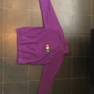 Lila tröja - Den är skön och rekommenderar den väldigt stark