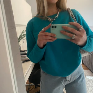 Blå collagetröja  - Blå collagetröja i bra skick